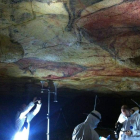 Los investigadores, durante su trabajo en la cueva de Altamira. f. DESCUBRE