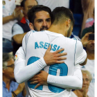 Isco, goleador blanco, se abraza a su compañero Asensio tras conseguir su segundo tanto. GANDUL
