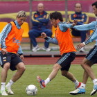 Torres y Busquets disputan el balón a David Silva durante la sesión técnica.