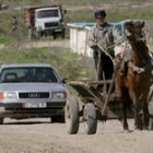 Un campesino circula delante de un automóvil en una carretera a 50 kilómetros de la capital, Bishkek