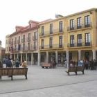 Plaza Mayor de Astorga repleta de gente.
