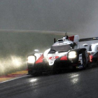 Fernando Alonso conduce el Toyota en Spa.