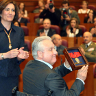 Juan José Aliste muestra emocionado la Medalla de Oro de las Cortes en presencia de su presidenta, María Josefa García Cirac.
