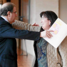 Juan Vicente Herrera y Ana Luisa Durán se saludan antes de su encuentro.
