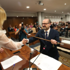 Marco Morala, con el bastón de mando, nuevo alcalde de Ponferrada. ANA F. BARREDO