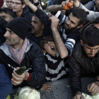 Varios refugiados pelan por comida en un campo de refugiados de Grecia. YANNIS KOLESIDIS