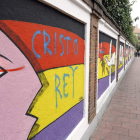 Pintadas a favor de «Cristo Rey» y tachones ensucian el mural de Manuel Sierra.