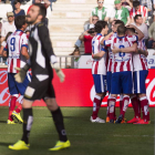Los futbolistas del Atlético celebran el gol de Griezmann ante el Córdoba.
