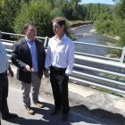 El presidente de la confederación, Francisco Marín, a la derecha, observa el plan de restauración en el río Cúa.