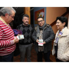 El presidente del jurado de los premios, el alcalde, el ganador y la presidenta del IEB.