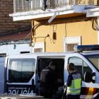 Los agentes del Cuerpo Nacional de Policía en la vivienda de Dos Hermanas. JOSÉ MANUEL VIDAL