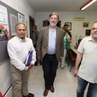 José Antonio Pérez Tapias, con los representantes de Izquierda Socialista en el Bierzo.