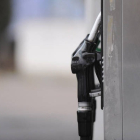 El precio de la gasolina ha sido estudiado en 10.000 estaciones de servicio por la OCU. DL