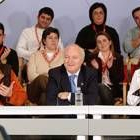 Miguel Ángel Moratinos, ayer, rodeado de jóvenes socialistas