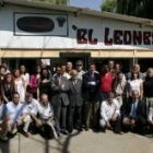 Los periodistas y los políticos a la entrada de la piscifactoría de Castrillo