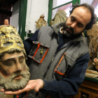 Un trabajador del Centro de Restauración y Conservación, con la cabeza de una talla.