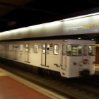 Un convoy del Metro pasa por la estación de Bogatell.