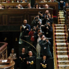 Pablo Iglesias se dirige al hemiciclo en la segunda sesión del debate de investidura con Pedro Sánchez sentado en su escaño.