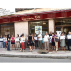Un grupo de afectados por preferentes se manifiestan ante la sede de Caja España.