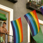 Un hombre sale al balcón, en el barrio de Chueca, en Madrid.