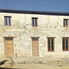 Imagen de las antiguas escuelas de Villar del Monte donde se celebran los concejos. DL