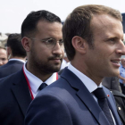 Macron acompañado de Alexandre Benalla durante la festividad del 14 de julio. PHILIPPE WOJAZER