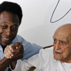 Niemeyer con con el astro del fútbol brasileño hace dos años, cuando el arquitecto presentó su proyecto para el Museo Pelé.