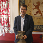 Jaime Santos recibió el trofeo de la Casa Botines que le acredita como vencedor del Magistral. J. NOTARIO