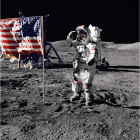 Fotografía cedida por la Nasa tomada desde el interior de la nave espacial por el astronauta Harrison H. Schmitt el 13 de diciembre de 1972 donde aparece el comandante de la misión de aterrizaje lunar del Apolo 17, el astronauta Eugene A. Cernan, mientras saluda a la bandera de los Estados Unidos desplegada en la superficie lunar junto al vehículo itinerante lunar (Lunar Roving Vehicle - LRV) durante una actividad extravehicular en el sitio de aterrizaje Taurus-Littrow en la luna.