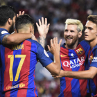 Munir El Haddadi celebra su gol, segundo del equipo frente al Sevilla FC, con sus compañeros del FC Barcelona. RAÚL CARO