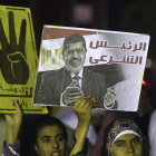 Manifestantes egipcios portan una imagen del depuesto presidente, en una imagen de archivo.