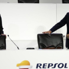 El presidente de Repsol, Antoni Brufau (derecha), y el consejero delegado, Josu Jon Imaz, en la junta de accionistas.