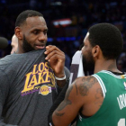 Lebron James conversa con su excompañero Irving al concluir el partido. Los Celtics asaltaron el Staples.