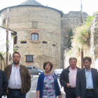 La alcaldesa de Villafranca rodeada por concejales y diputados provinciales en la calle Salinas.