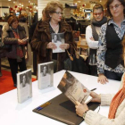 La escritora Ángeles Caso firmó ayer libros en El Corte Inglés de León.
