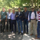 El consejero de Medio Ambiente, Juan Carlos Suárez-Quiñones, con los alcaldes de la zona. DL