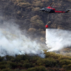 Los helicópteros trabajaron ayer durante todo el día para extinguir los últimos focos activos del incendio.