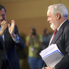 Rajoy aplaude al cabeza de lista del PP a las elecciones europeas, Miguel Arias Cañete.