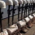 Homenaje de los soldados norteamericanos a sus compañeros muertos en Irak a bordo de un portaaviones