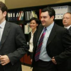 Fernández Mañueco, con Ramón, Belén Fernández y Eduardo Fernández durante una visita al Consejo.