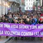 Manifestación en Burgos, ciudad donde fue asesinada ayer la última víctima de la violencia machista. RICARDO ORDÓÑEZ