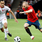 Iniesta dirigió a la selección desde la medular, aunque la posesión no se tradujo en goles. JAVIER ETXEZARRETA