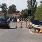 Las obras que se realizan en el puente sobre el río Porma en Puente Villarente afectan a la circulación.