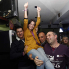 Ana Marcello, jaleada a hombros de compañeros de partido en la fiesta electoral.