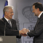 El primer ministro italiano, Mario Monti, y Mariano Rajoy, antes de la rueda de prensa.