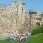 El grupo de americanos se hizo la foto típica frente al castillo. DL