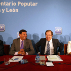 Herrera, junto a Carriedo y la presidenta de las Cortes, Josefa García.
