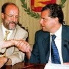 Javier León de la Riva, izquierda, y Mario Amilivia se saludan en una imagen de archivo