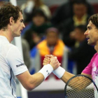 David Ferrer (derecha) felicita a Andy Murray tras la victoria del escocés en las semifinales del Abierto de China.