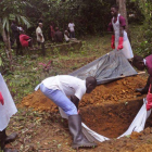Sepultura de un cadáver con síntomas de contagio por ébola, en Liberia.